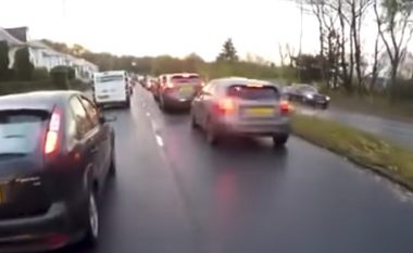 Nuk e dëgjoi këshillën e çiklistit, shoferi i veturës vazhdoi të përdorte celularin – “u ngjit” për një veturë tjetër (Video)