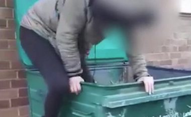Vajza u gjet duke fjetur në kazanin me rrota, pak para se të zbrazej në një kamion plehrash (Video)