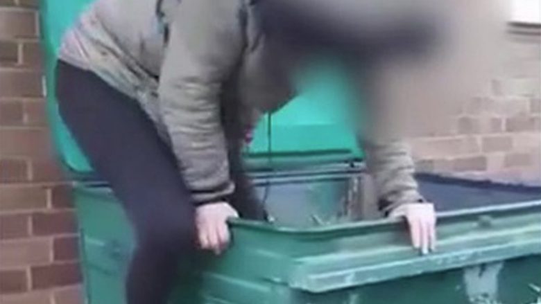 Vajza u gjet duke fjetur në kazanin me rrota, pak para se të zbrazej në një kamion plehrash (Video)