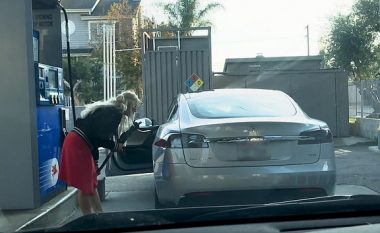 Shoferja këmbëngulëse donte ta mbushte me benzinë makinën Tesla (Video)