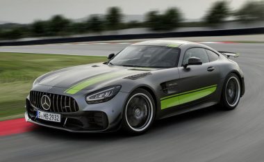 Shpejtësia enorme e Mercedes-AMG GT R Pro nëpër pistën e Nurburgringut (Video)