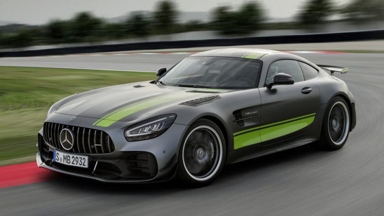 Shpejtësia enorme e Mercedes-AMG GT R Pro nëpër pistën e Nurburgringut (Video)