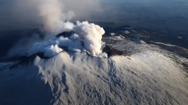 Rihapet aeroporti në Sicili pas shpërthimit të vullkanit