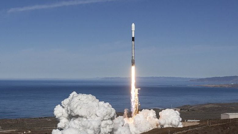 SpaceX lansoi me sukses Falcon 9, shënoi rekord duke dërguar 64 satelitë në hapësirë (Video)