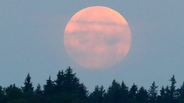 ‘Super eklipsi i përgjakshëm’ i Hënës po shqetëson ata që besojnë në apokalips (Foto)