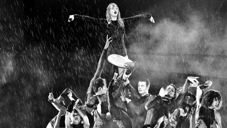 Fansat në koncertet e Taylor Swift fotografohen fshehurazi për të identifikuar personat që e përndjekin këngëtaren