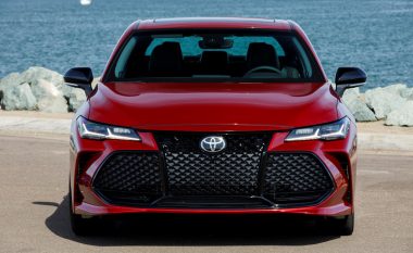 Toyota Avalon është e vetmja veturë e madhe jo luksoze, me vlerësimin më të lartë për siguri (Video)