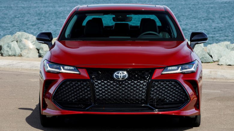 Toyota Avalon është e vetmja veturë e madhe jo luksoze, me vlerësimin më të lartë për siguri (Video)