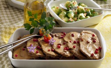 Tryeza festive: Mish viçi i marinuar në salcë aromatike