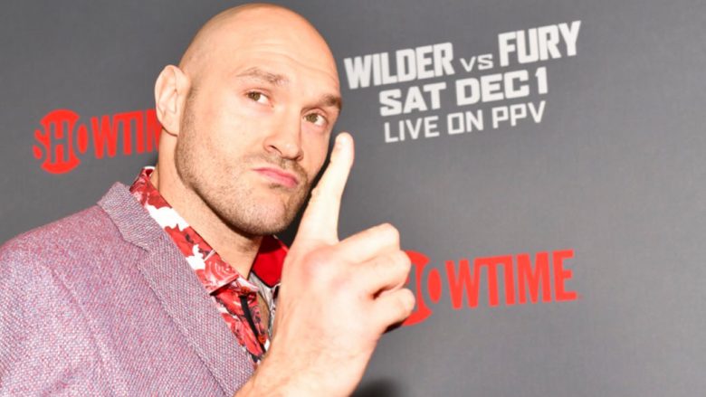 Fury mbërrin i disponuar dhe plot stil, Wilder e ndjek nga televizioni arritjen e britanikut