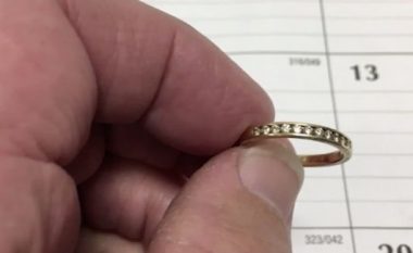 Unazën që e humbi në guaskën e tualetit, e gjeti disa vite më vonë (Foto)