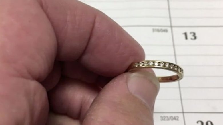 Unazën që e humbi në guaskën e tualetit, e gjeti disa vite më vonë (Foto)