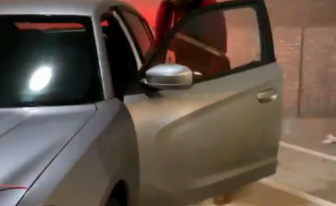 Vëllai e befasoi me një veturë të re, e ‘lëshuan këmbët’ dhe qante nga gëzimi (Video)