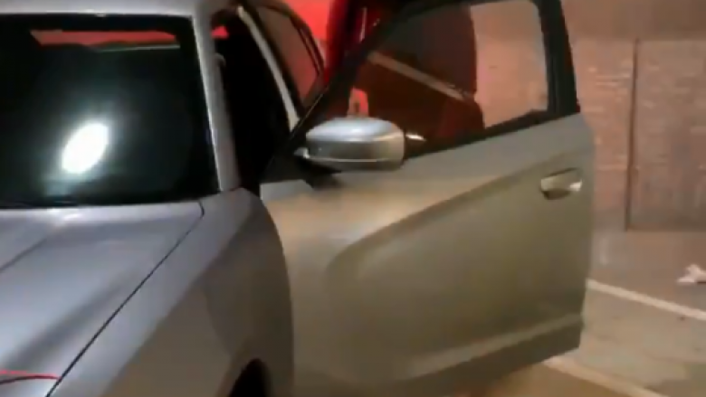 Vëllai e befasoi me një veturë të re, e ‘lëshuan këmbët’ dhe qante nga gëzimi (Video)
