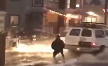 Vërshimet që e përfshinë qytetin, i shfrytëzoi të bënte sërf nëpër rrugë (Video)