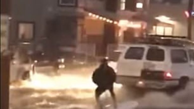 Vërshimet që e përfshinë qytetin, i shfrytëzoi të bënte sërf nëpër rrugë (Video)