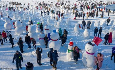 Vizitorët krijuan mijëra dordolecë gjatë festivalit në ‘qytetin e ngrirë’ të Kinës, ku temperatura bie në – 20 gradë Celsius (Foto)