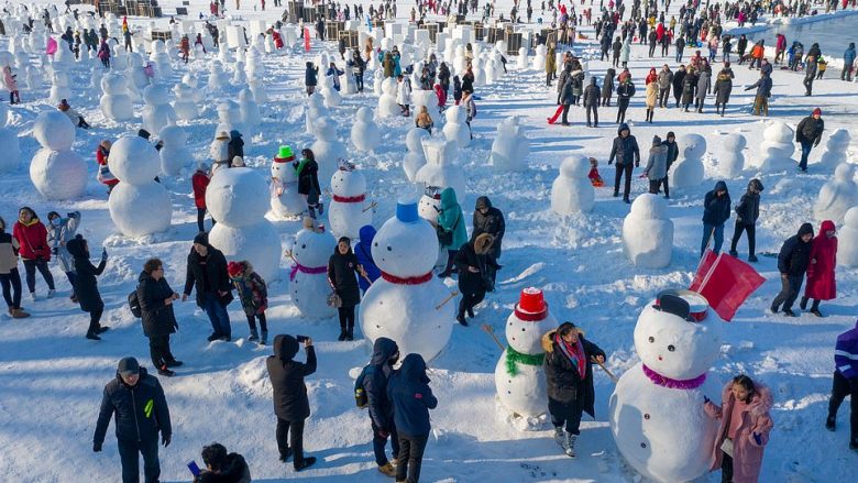 Vizitorët krijuan mijëra dordolecë gjatë festivalit në ‘qytetin e ngrirë’ të Kinës, ku temperatura bie në – 20 gradë Celsius (Foto)