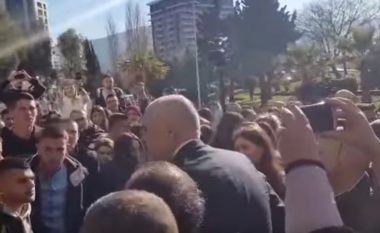 Rama në Vlorë, studentët bllokojnë hyrjen e Universitetit (Video)
