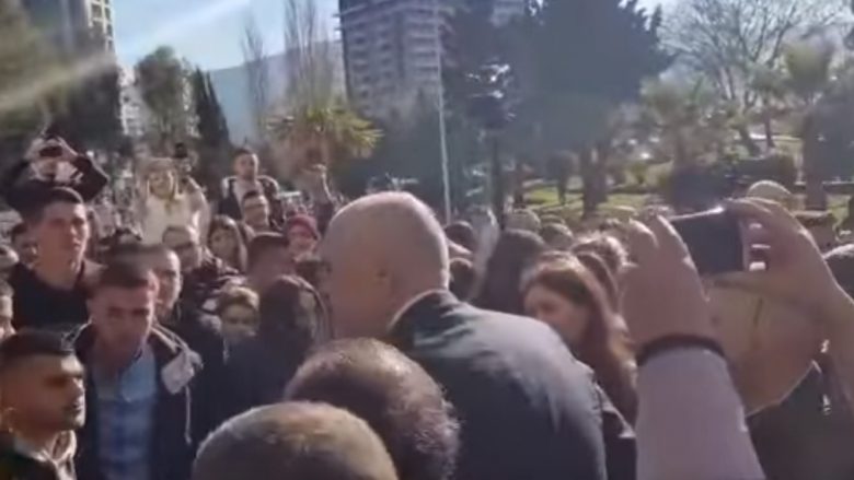 Rama në Vlorë, studentët bllokojnë hyrjen e Universitetit (Video)