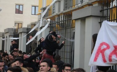 Protesta e studentëve, qeveria tërhiqet nga tarifimi i provimeve të bartura