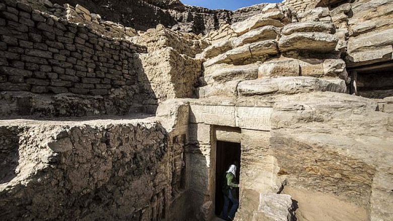 Zbulohet në Egjipt varri unik i vjetër mbi 4,400 vjet, i një predikuesi të lart fetar (Foto)