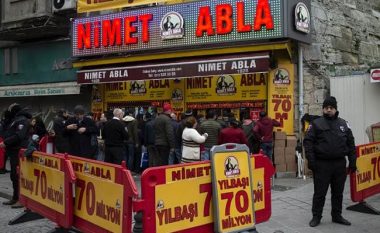 Radhë të gjata në një lotari në Turqi – njerëzit besojnë se mund të bëhen milionerë për një natë (Foto)