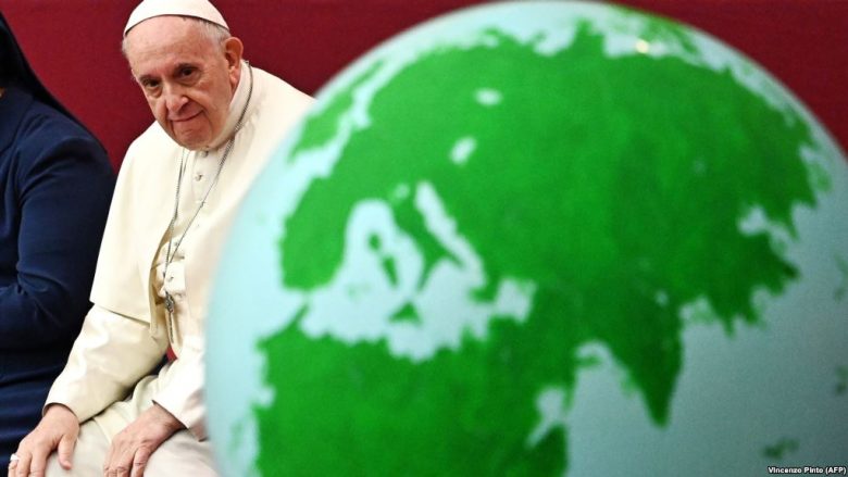 Papa Françesku iu thotë të pasurve të kërkojnë një jetë më të thjeshtë