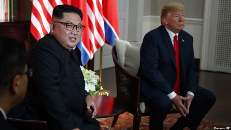 Kim Jong Un i dërgon mesazh “pajtues” Trumpit