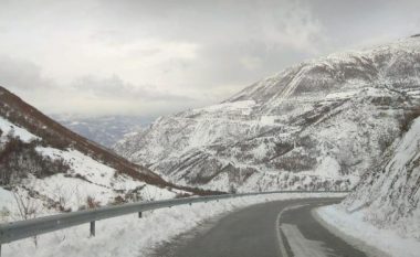 Reshjet e borës, të gjitha akset e Shqipërisë të kalueshme