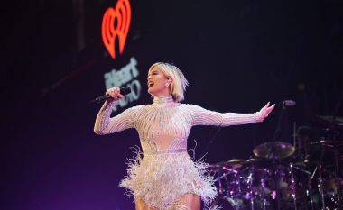Bebe Rexha 'elektrizon' publikun në Çikago, shfaqet atraktive në të bardha në koncertin e fundit