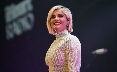 Bebe Rexha pozon atraktive pranë bredhit të vitit të ri