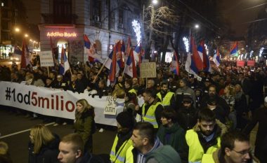 Mijëra protestues në Beograd, kërkojnë dorëheqjen e ministrit të Punëve të Brendshme (Video)