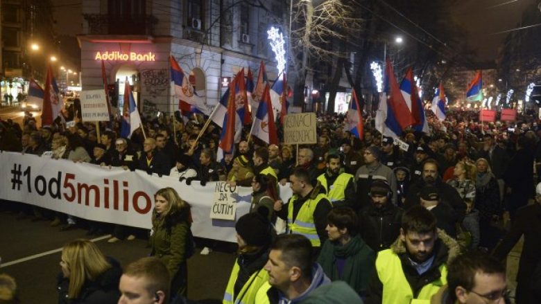 Mijëra protestues në Beograd, kërkojnë dorëheqjen e ministrit të Punëve të Brendshme (Video)