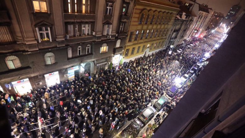 Në Beograd protesta masive kundër Vuçiqit (Foto)