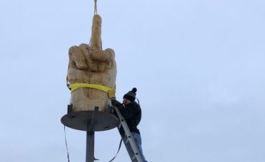Shpenzoi 4.000 dollarë në një statujë gjigante për “t’ia treguar administratës së qytetit” një gisht të mesëm (Foto)