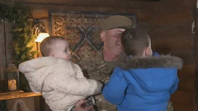 Surpriza për festat e fundvitit: Ushtarët bashkohen me familjarët e tyre, pas disa muajsh (Foto/Video)