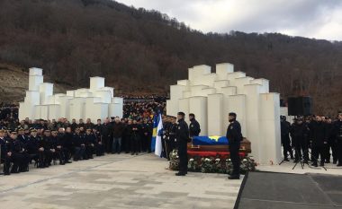 Haradinaj në ceremoninë e varrimit të policit Izet Demaj: Nuk do të lejojmë që kriminelët ta marrin vendin