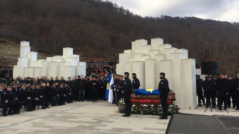 Haradinaj në ceremoninë e varrimit të policit Izet Demaj: Nuk do të lejojmë që kriminelët ta marrin vendin