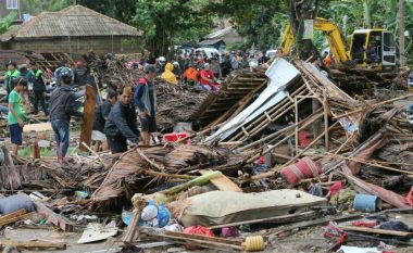 Indonezi, 168 të vdekur nga cunami (Foto/Video)
