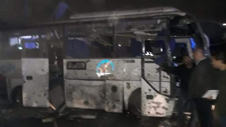 Dy të vdekur dhe 12 të plagosur pas shpërthimit të një autobusi me turistë, pranë piramidave (Video)