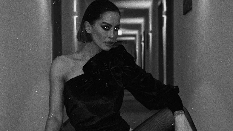 E zhveshur sërish, Dafina Zeqiri provokon fansat me një imazh bardh e zi