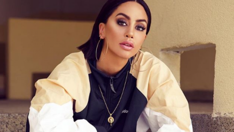 Dafina Zeqiri fjaloset me fansat në rrjetet sociale