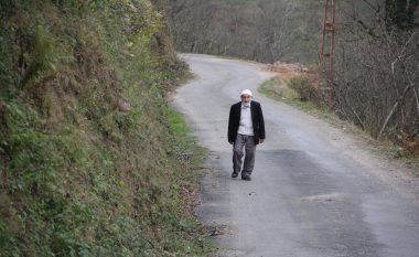 Ai është 84-vjeç, por kjo nuk e ndalon që çdo ditë të ecë 8 kilometra, vetëm për të lexuar gazetën