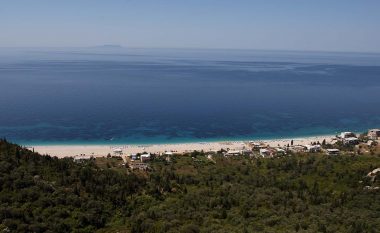 Fshati fantastik turistik i Shqipërisë që po rilind (Video)