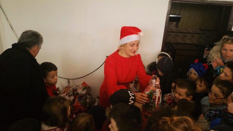 Donika Kadaj, viziton fëmijët në veri të Mitrovicës, iu shpërndan dhurata për festat e fundvitit