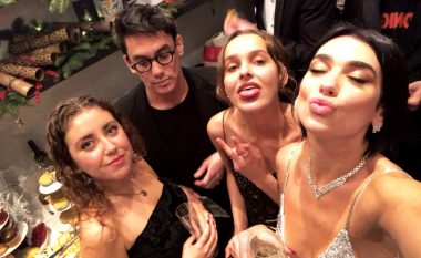 Dua Lipa mbledh familjarët dhe shoqërinë në shtëpinë e saj për fundvit, për të festuar një tjetër vit të suksesshëm