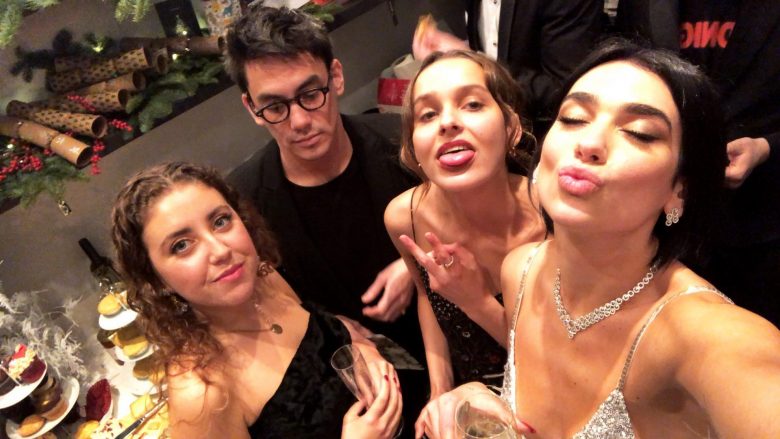 Dua Lipa mbledh familjarët dhe shoqërinë në shtëpinë e saj për fundvit, për të festuar një tjetër vit të suksesshëm