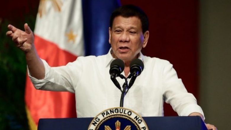 Duterte sulmon kishën: Vritini priftërinjtë!