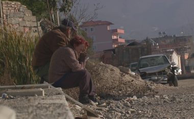 Familja Kojka në Tiranë, në trotuar për festa (Video)